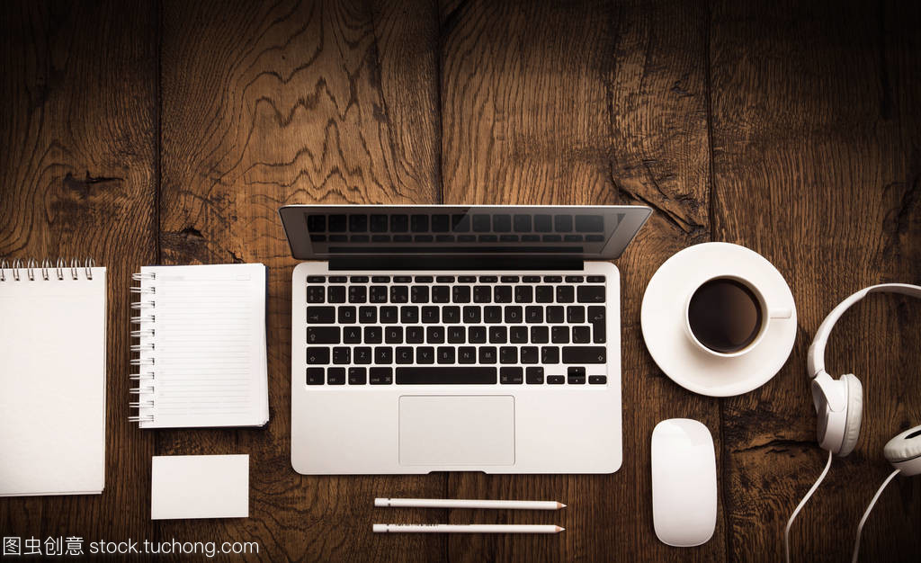 現(xiàn)代設(shè)備與木制桌面 和諧辦公的藝術(shù)